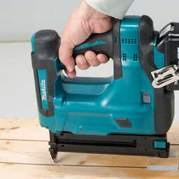 Cloueur à minibrads 15 à 50 mm 18V Li-Ion (1x 1,5 Ah) en Makpac - MAKITA DBN500Y1J