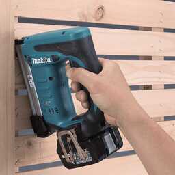 Agrafeuse à batteries 18V Li-Ion (1x1.5 Ah) dans MAKPAC - MAKITA DST221Y1J