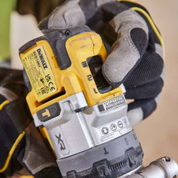 Pack perceuse visseuse à percussion 18V brushless DEWALT DCD1007H2T-QW