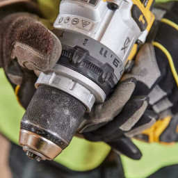 Pack perceuse visseuse à percussion DEWALT DCD1007H2T-QW
