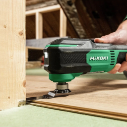 Multitool Hikoki utilisé pour coupe de panneau