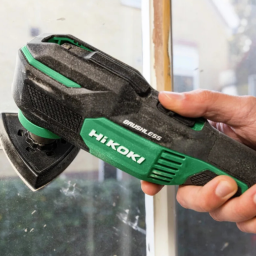 Outil oscillant Hikoki utilisé pour des finitions sur bois